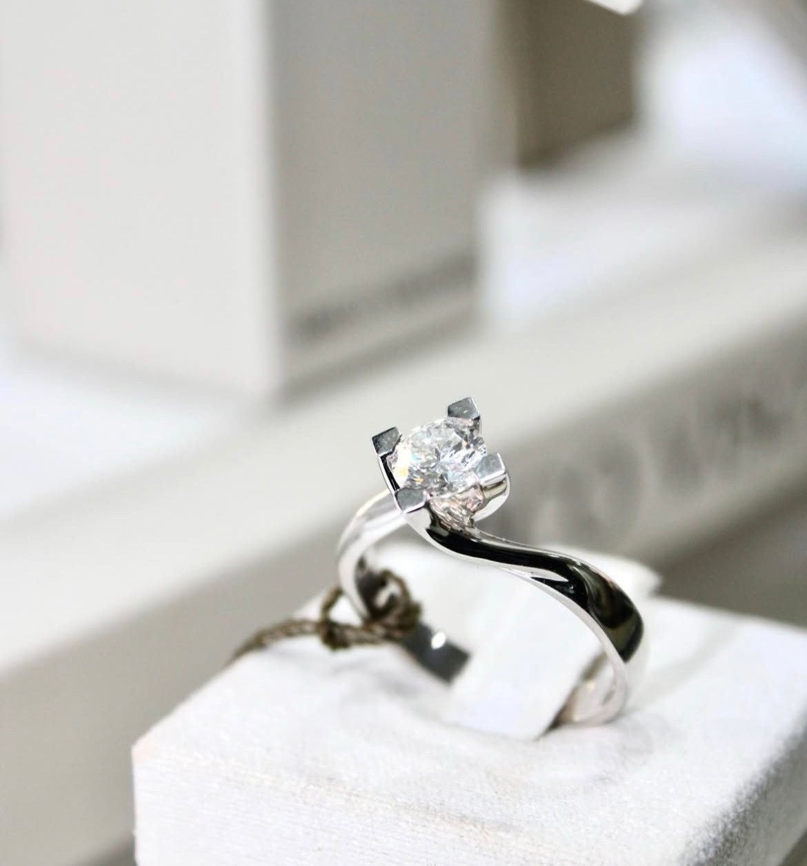 Anello Solitario in Oro Bianco 18k