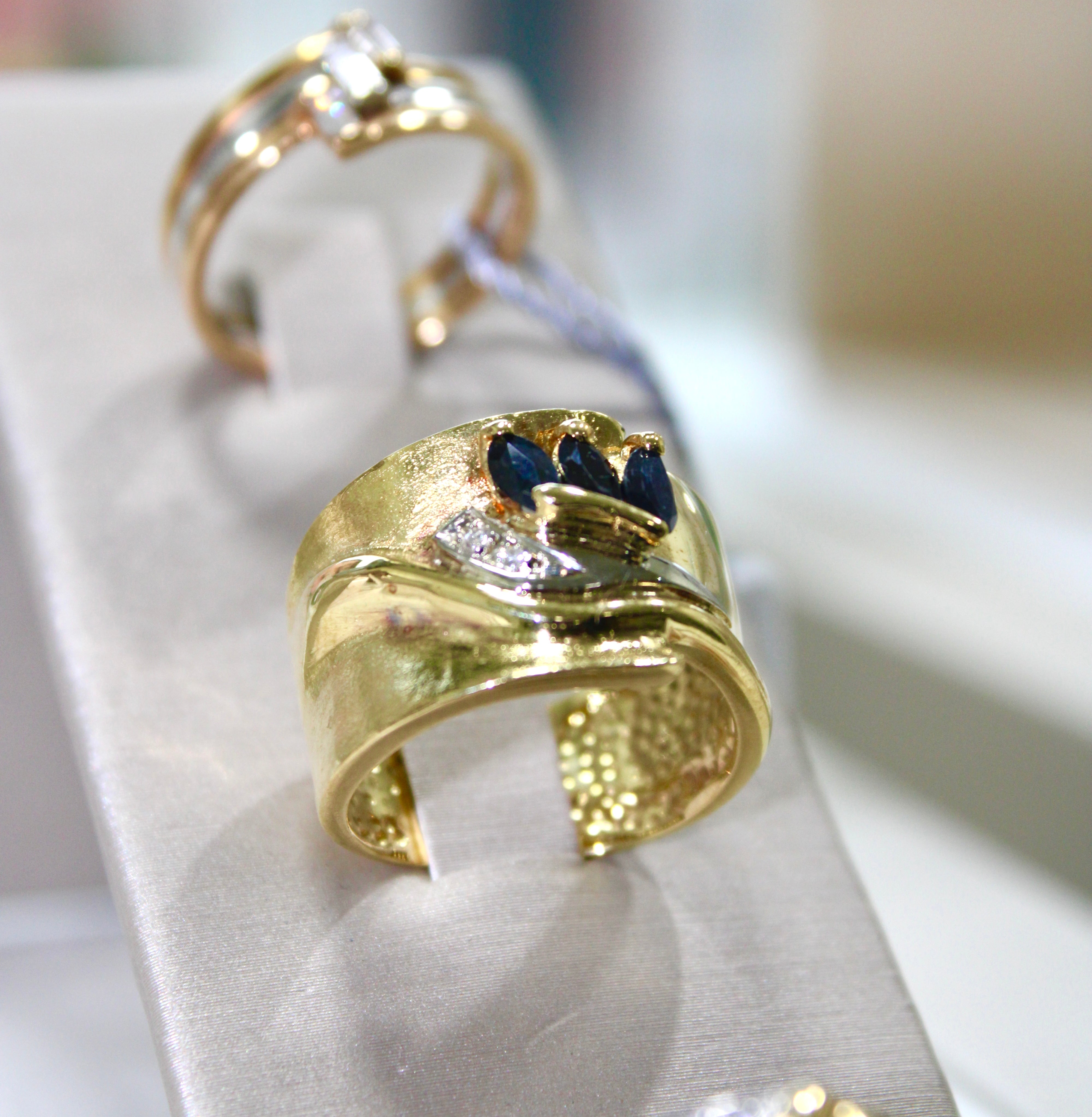 Anello Fascia Zaffiri e Diamanti
