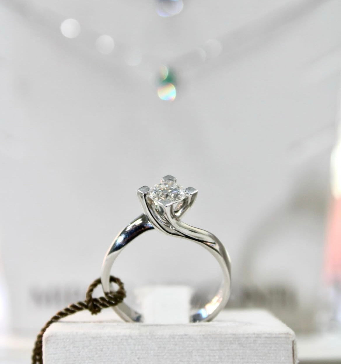 Anello Solitario in Oro Bianco 18k