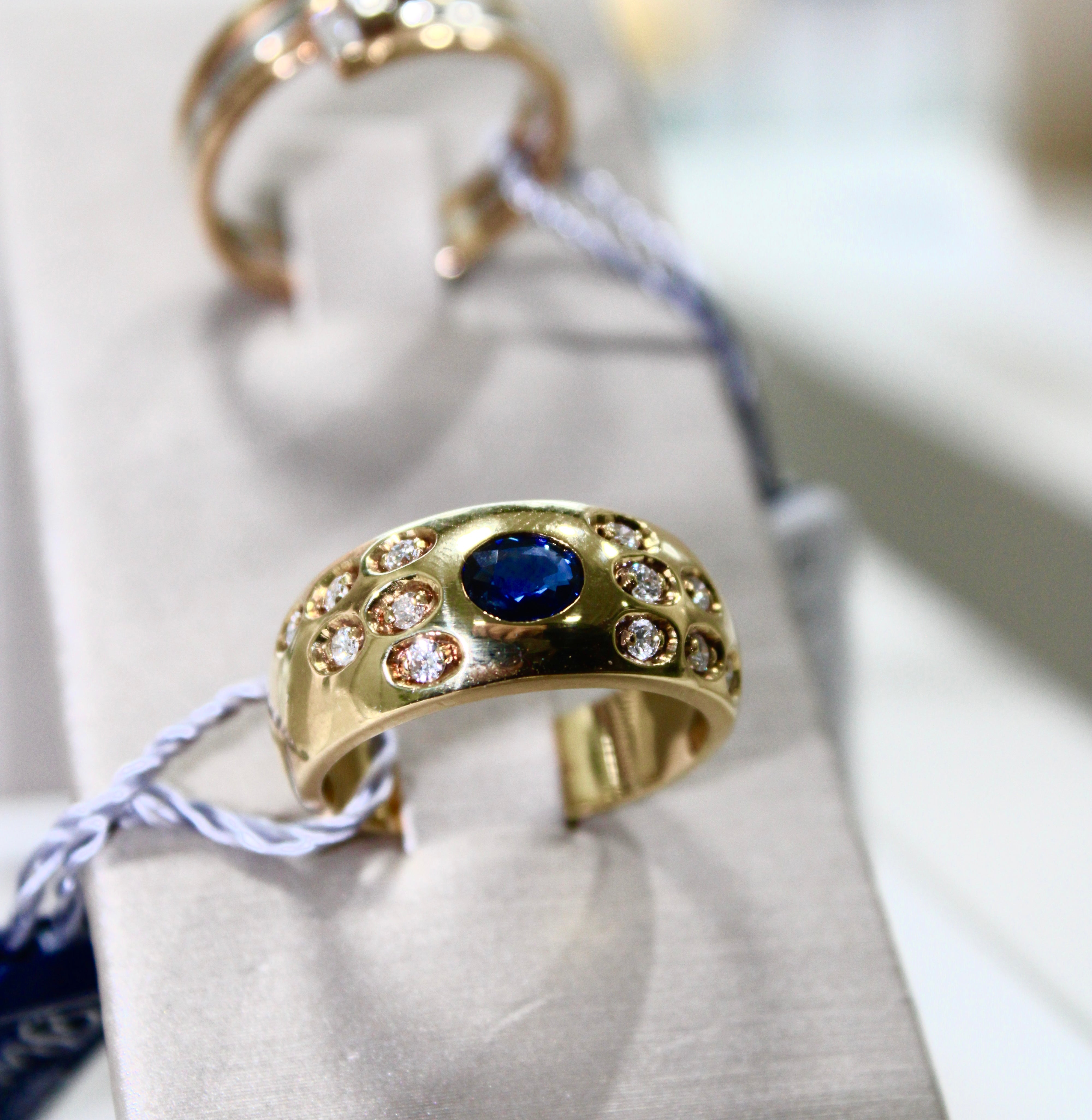 Anello Fascia Zaffiri e Diamanti