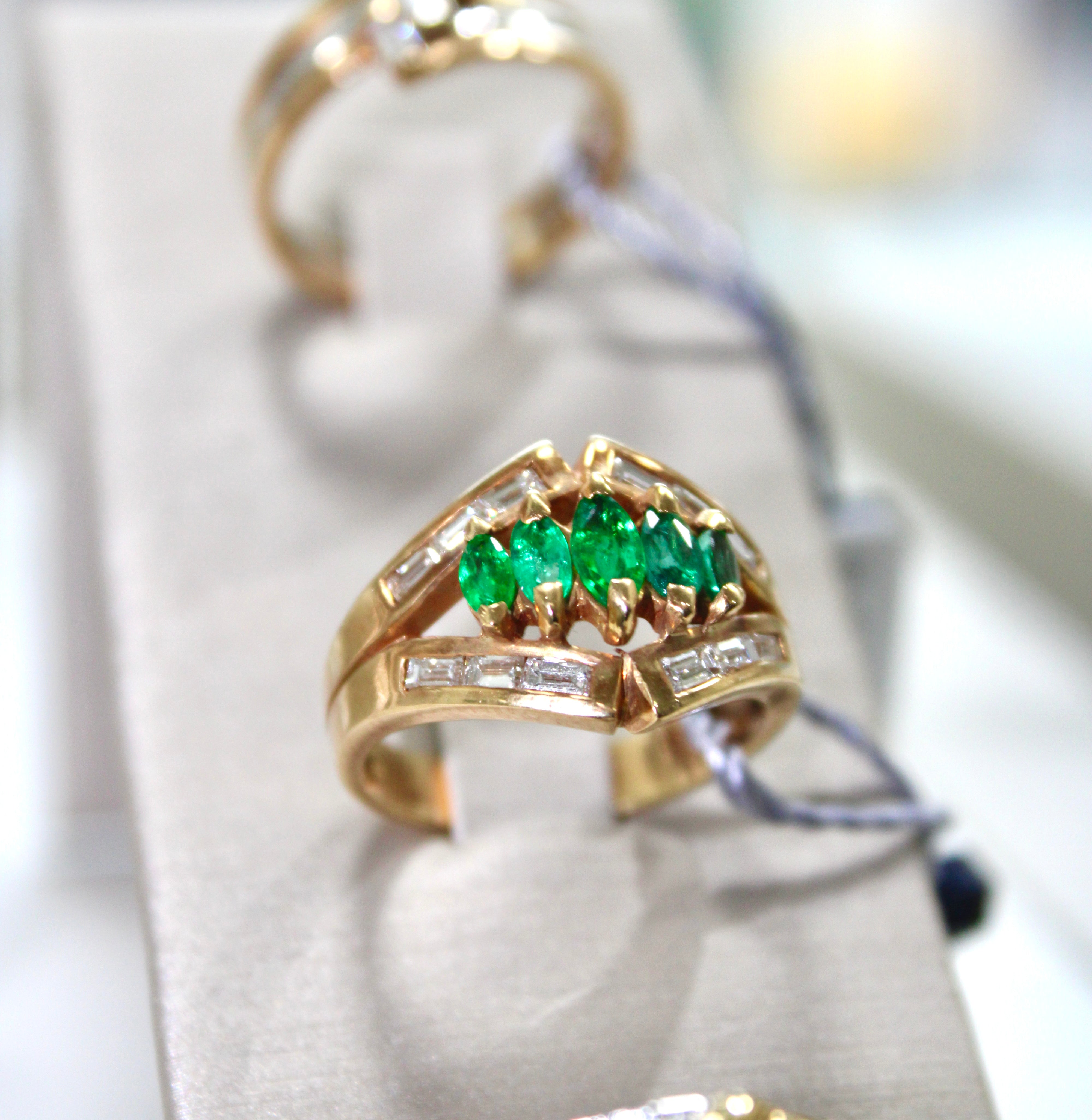 Anello Fascia Smeraldi e Diamanti
