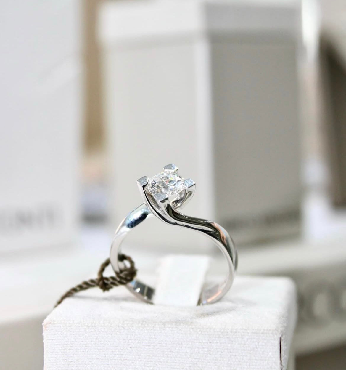 Anello Solitario in Oro Bianco 18k