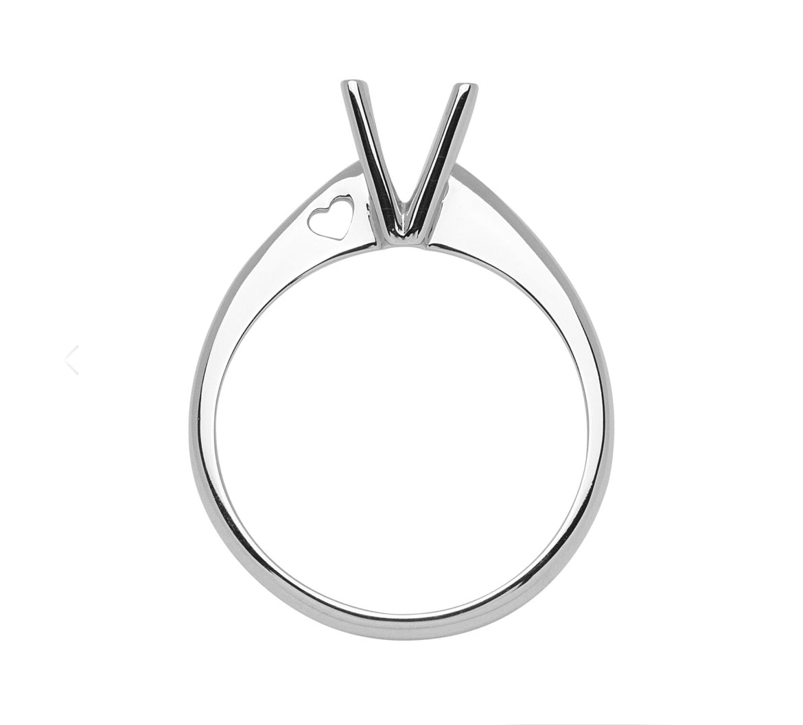 Anello Solitario Con Cuore Traforato 4 Griffe a Filo