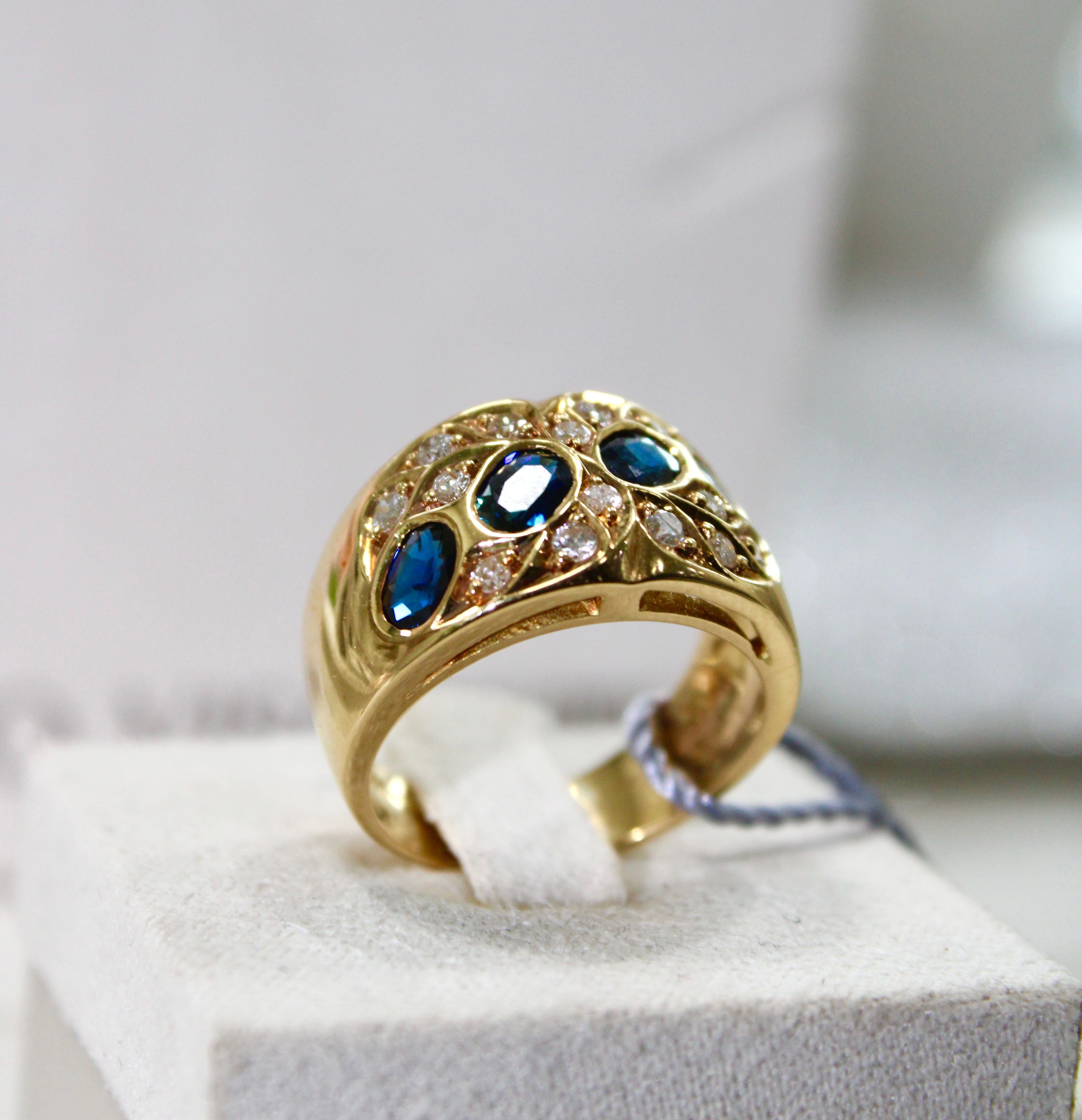 Anello Fascia in Oro Giallo, Zaffiri e Diamanti